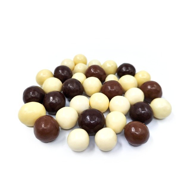 Įvairūs lazdyno riešutai padengti baltu, pieniniu ir juoduoju šokoladu, 4 kg D